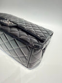 Sac à bandoulière Maxi Jumbo en cuir verni noir - Chanel