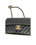 Sac à bandoulière Mini Timeless en cuir chevron noir - Chanel
