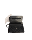Sac à bandoulière Wallet On Chain en cuir verni noir - Chanel