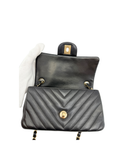 Sac à bandoulière Mini Timeless en cuir chevron noir - Chanel