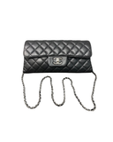 Sac à bandoulière East West Timeless en cuir lisse noir - Chanel
