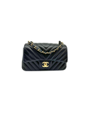 Sac à bandoulière Mini Timeless en cuir chevron noir - Chanel