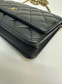 Sac à bandoulière Wallet-On-Chain en cuir lisse noir et doré - Chanel
