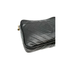 Sac à bandoulière Lou Caméra en cuir lisse d'agneau noir - Chanel