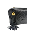 Sac à bandoulière Lou Caméra en cuir lisse d'agneau noir - Chanel