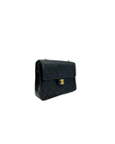 Sac Timeless square à bandoulière en cuir lisse noir - Chanel