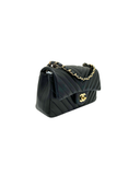 Sac à bandoulière Mini Timeless en cuir chevron noir - Chanel