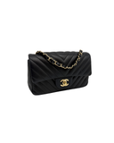 Sac à bandoulière Mini Timeless en cuir chevron noir - Chanel