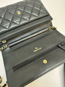 Sac à bandoulière Wallet-On-Chain en cuir lisse noir et doré - Chanel