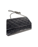 Sac à bandoulière Wallet On Chain en cuir verni noir - Chanel