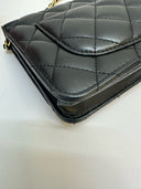 Sac à bandoulière Wallet-On-Chain en cuir lisse noir et doré - Chanel