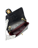 Sac Timeless square à bandoulière en cuir lisse noir - Chanel