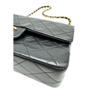 Sac à bandoulière Timeless vintage 23 cm en cuir lisse noir - Chanel