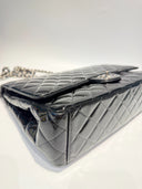 Sac à bandoulière Maxi Jumbo en cuir verni noir - Chanel