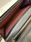 Sac à bandoulière Wallet-On-Chain en cuir lisse noir et doré - Chanel