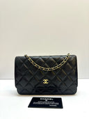 Sac à bandoulière Wallet-On-Chain en cuir lisse noir et doré - Chanel