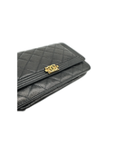 Sac à bandoulière Wallet On Chain Boy en cuir caviar noir - Chanel
