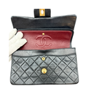 Sac à bandoulière Timeless vintage 23 cm en cuir lisse noir - Chanel
