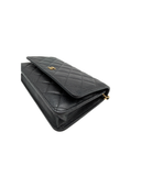 Sac à bandoulière Wallet-On-Chain en cuir caviar noir et doré - Chanel