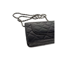 Sac à bandoulière Wallet On Chain en cuir verni noir - Chanel