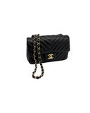 Sac à bandoulière Mini Timeless en cuir chevron noir - Chanel