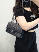 Sac à bandoulière Timeless 25CM en cuir lisse noir - Chanel