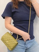 Sac à bandoulière Wallet On Chain en cuir lisse vert olive - Chanel