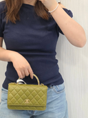 Sac à bandoulière Wallet On Chain en cuir lisse vert olive - Chanel