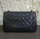 Sac à bandoulière Jumbo en cuir caviar noir - Chanel