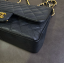 Sac à bandoulière Jumbo en cuir caviar noir - Chanel