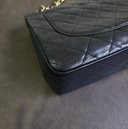 Sac à bandoulière Jumbo en cuir caviar noir - Chanel