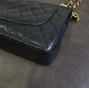 Sac à bandoulière Jumbo en cuir caviar noir - Chanel
