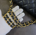Sac à bandoulière Jumbo en cuir caviar noir - Chanel