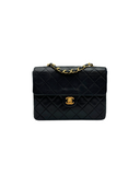 Sac Timeless square à bandoulière en cuir lisse noir - Chanel