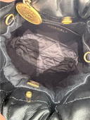 Sac à bandoulière seau mini 22 en cuir lisse noir - Chanel