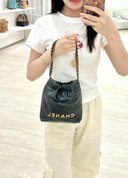 Sac à bandoulière seau mini 22 en cuir lisse noir - Chanel
