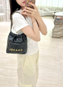 Sac à bandoulière seau mini 22 en cuir lisse noir - Chanel