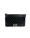 Sac à bandoulière Boy médium en cuir chevron noir - Chanel