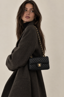 Sac à bandoulière Mini Timeless en cuir chevron noir - Chanel