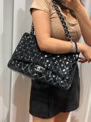 Sac à bandoulière Maxi Jumbo en cuir verni noir - Chanel
