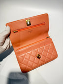 Sac à bandoulière Wallet On Chain en cuir lisse orange - Chanel