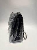 Sac à bandoulière Maxi Jumbo en cuir verni noir - Chanel