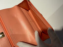 Sac à bandoulière Wallet On Chain en cuir lisse orange - Chanel