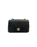 Sac à bandoulière Mini Timeless en cuir chevron noir - Chanel