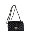 Sac à bandoulière Timeless 20CM en cuir verni chevron noir et argenté - Chanel