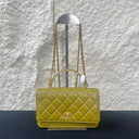 Sac à bandoulière Wallet On Chain en cuir lisse vert olive - Chanel
