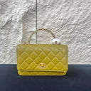Sac à bandoulière Wallet On Chain en cuir lisse vert olive - Chanel