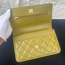 Sac à bandoulière Wallet On Chain en cuir lisse vert olive - Chanel
