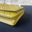 Sac à bandoulière Wallet On Chain en cuir lisse vert olive - Chanel