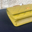 Sac à bandoulière Wallet On Chain en cuir lisse vert olive - Chanel